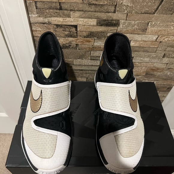 Nike - Picture 9 of 11